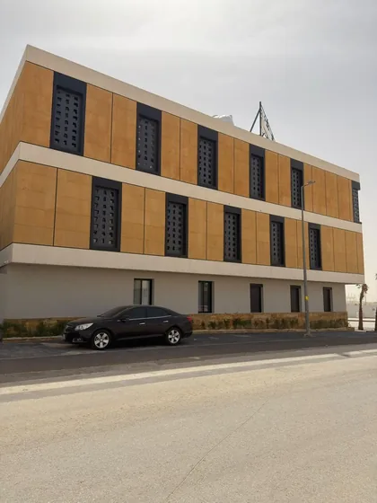 الواجهة الجانبية لمبنى الشقق