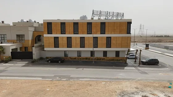 مبنى الشقق من الجهة الخلفية