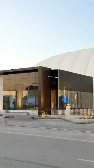 التقاء مبنى الاستقبال بالقبة