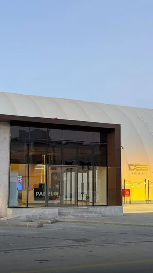 الواجهة الزجاجية بإطارات ألمنيوم