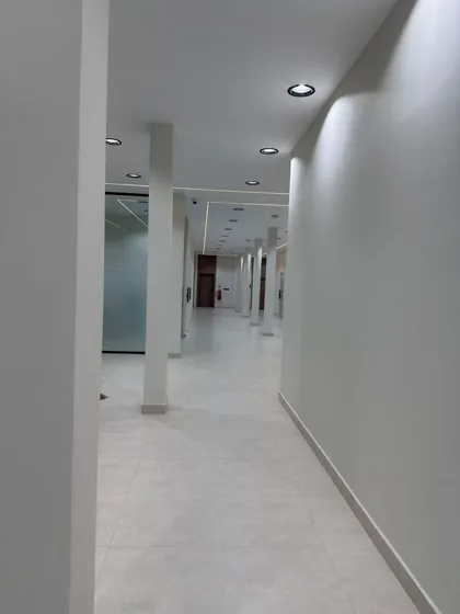 ممر المكاتب بأرضية بورسلين