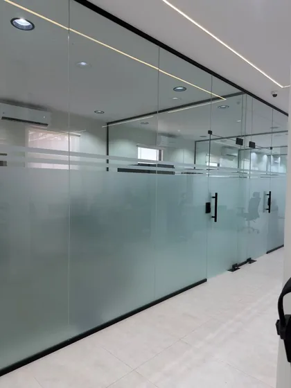 أبواب زجاجية بمقابض سوداء