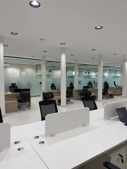 محطات العمل والإنارة السقفية