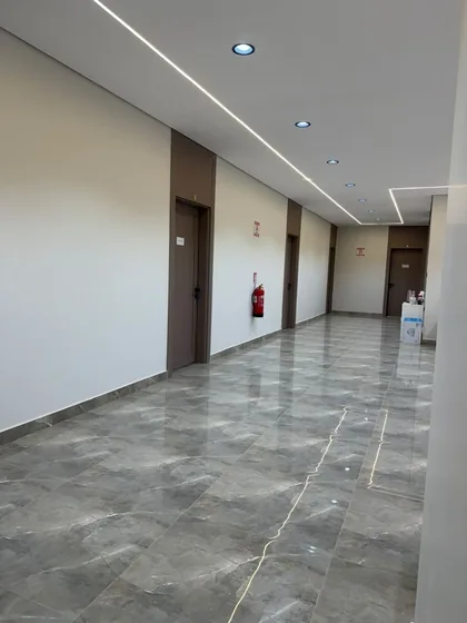 ممر داخلي بأرضية رخام
