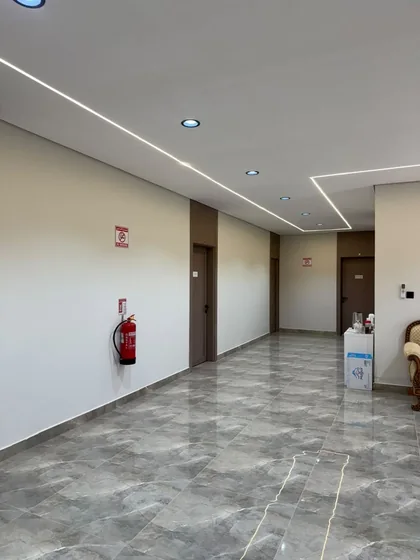 الممر وأبواب الغرف