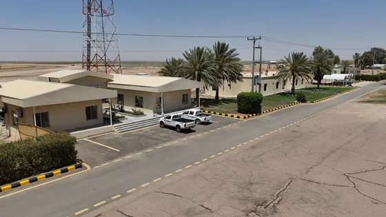 المبنى على الطريق الداخلي