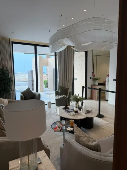 صالة معيشة وإطلالة زجاجية