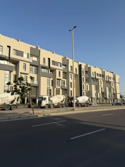 الواجهة والشارع الرئيسي