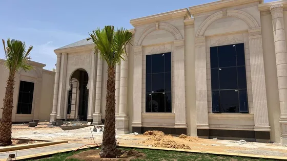 الواجهة الحجرية والفتحات الزجاجية