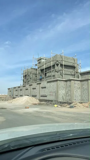 الكتلة الخرسانية بعد فكّ القوالب